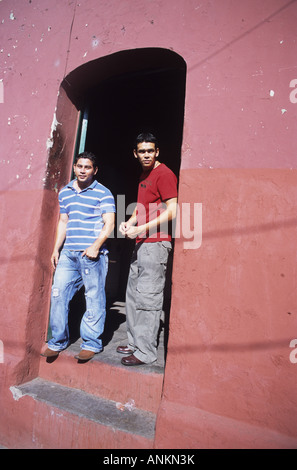 Santa Ana, El Salvador. Rimorchiare uomini incorniciato in una grande coloniale ispanica porta, tipico dell'architettura della citta' Foto Stock