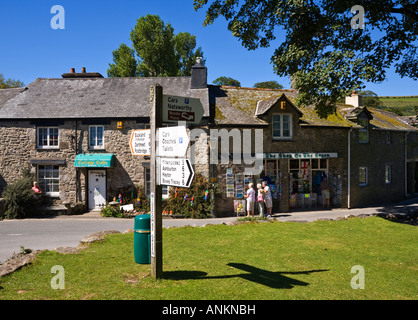 Villaggio Verde e negozio locale a Widecombe in moro, Dartmoor Devon, Inghilterra, Regno Unito Foto Stock