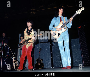 Keith Richards e Bill Wyman dei Rolling Stones (Charlie watt può essere visto), uno dei più antichi e migliori gruppi pop. Foto Stock