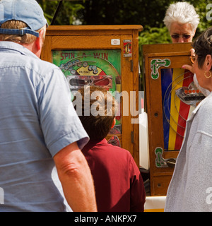 Ragazzo con tutore svolge penny arcade. Nessuna richiesta di release: vista posteriore in modo irriconoscibile. Foto Stock