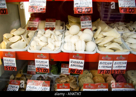 Congelati o cibo essiccato sul display. Piatti tipici russi visualizzati in un mercato della frutta a Mosca. Foto Stock