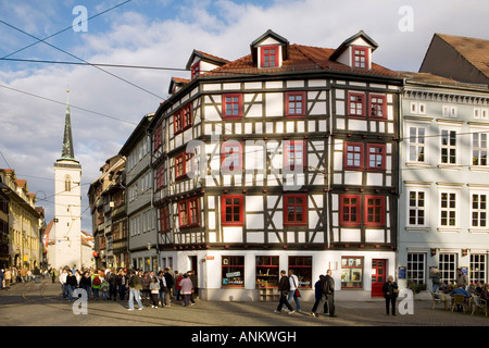 Case medioevali su Domplatz e Allerheiligenkirche Erfurt Germania Foto Stock