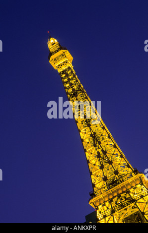 Di mezza dimensione replica della Torre Eiffel a Parigi Hotel Casino Las Vegas Nevada USA Foto Stock