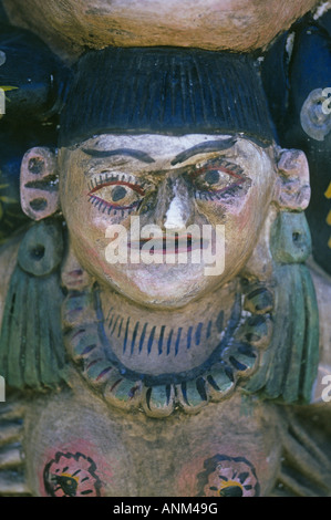 Una femmina di dea con il trucco degli occhi e il rossetto nell'antica rovina città maya di Uxmal vicino a Merida Foto Stock