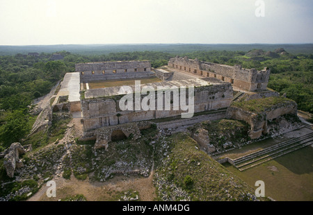 Una vista della palla e una panoramica degli edifici in rovina antica città maya di Uxmal vicino a Merida Foto Stock