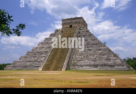 Una vista di El Castillo il più grande e più alto di piramide con l'antica rovina città Maya di Chichen Itza Foto Stock