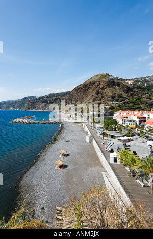 Spiaggia cittadina e dal lungomare, Ribeira Brava, South Coast, Madeira, Portogallo Foto Stock