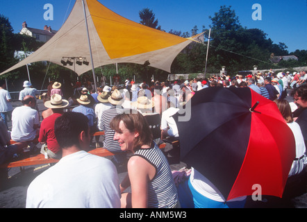 Pubblico la visione di aria aperta la sessione Brecon Jazz Festival il Galles Centrale Foto Stock