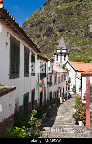 Tipica Strada e chiesa di Nossa Senhora de Fatima, Village Center, Sao Vicente, costa Nord, Madeira, Portogallo Foto Stock