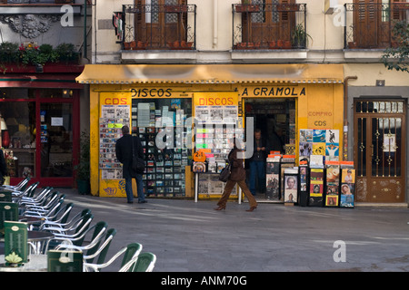 Acquisto di file musicali alla vecchia maniera Madrid Foto Stock