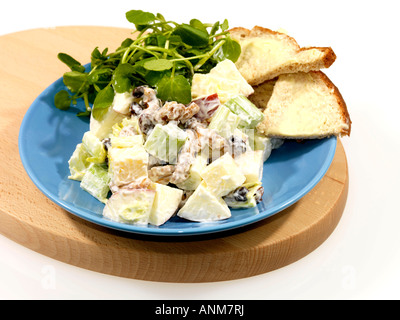 Mele e noci insalata con pane imburrato Foto Stock