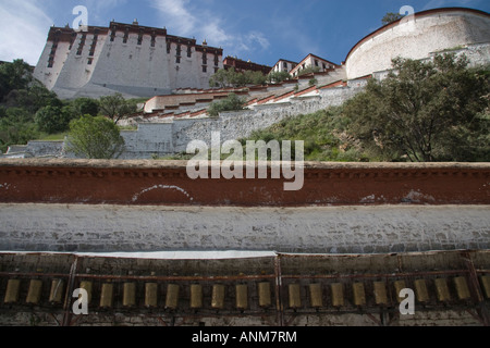 Il lato posteriore del palazzo del Potala e ruote della preghiera a Lhasa il Tibet Foto Stock