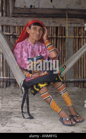 Tradizionale Kuna Yala donna seduta in amaca. Isole San Blas, Panama Foto Stock
