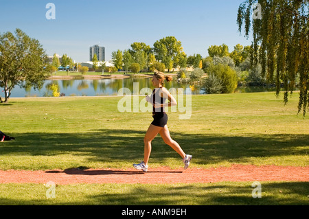 Giovane donna jogging nel parco Foto Stock