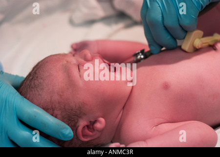 Neonato essendo andati a destra dopo la nascita Foto Stock