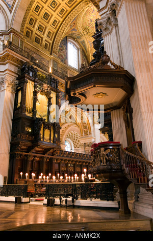 Regno Unito Londra Saint Pauls Cathedral pulpito e organo decorato da Grinling Gibbons sculture in legno Foto Stock
