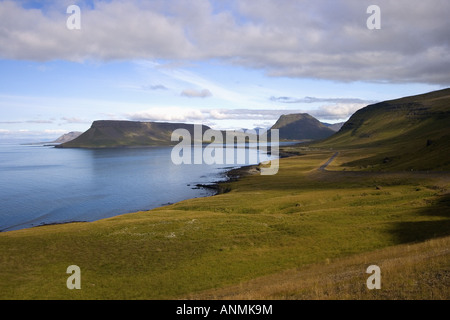 Kirkjufell Mountain accanto al Grundarfjordur in Snaefellsnes Foto Stock