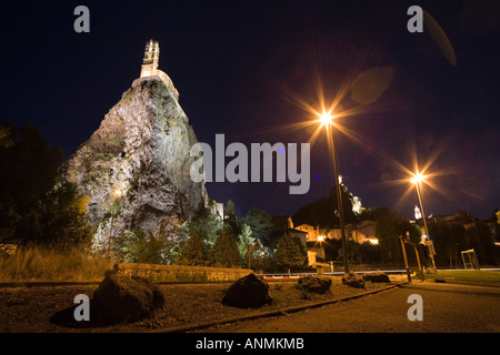 Le Puy en Velay, rocher de St Michel aux Aiguille, vista dalla strada sottostante, Auvergne, Fr Foto Stock