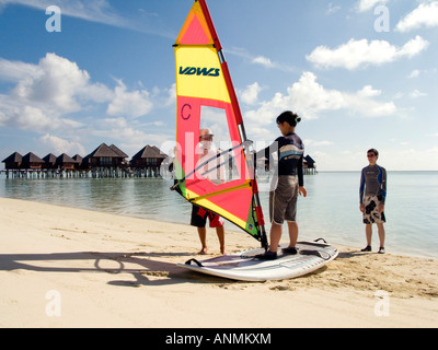 Maldive South Male Atoll Olhuveli Resort watersport orientali di luna di miele con lezione di windsurf sulla spiaggia Foto Stock