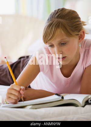 Ragazza adolescente facendo i compiti di scuola Foto Stock