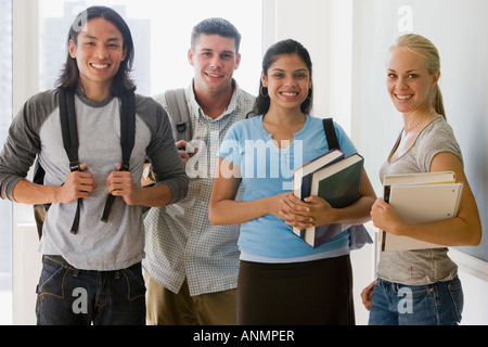 Ritratto di multi-etnico studenti del college Foto Stock