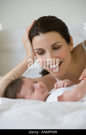 Madre sorridente al bambino Foto Stock