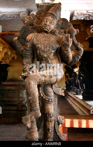 Una scultura in pietra raffigurante un infuriato dea femmina con una gamba sollevata in un tempio in Tamil Nadu Foto Stock