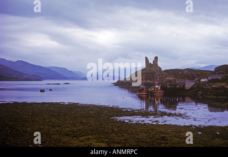 Castello in rovina della calotta che si affaccia sul porto di Kyleakin sull'isola lato del Kyle of Lochalsh Foto Stock