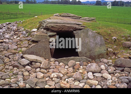 Nether Largie chambered tomba circondata da una pietra bassa Cairn ad ovest di Kilmartin Argyll Foto Stock