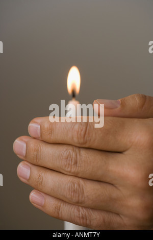 Azienda Man mano davanti a lume di candela Foto Stock