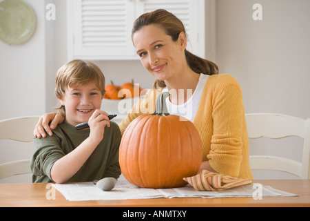 Madre e figlio di decorare la zucca Foto Stock