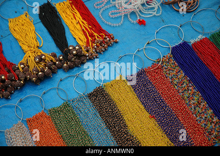 Luminosamente perle colorate in vendita in Kerala, nell India meridionale Foto Stock