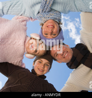 Basso angolo di visione della famiglia in huddle Foto Stock