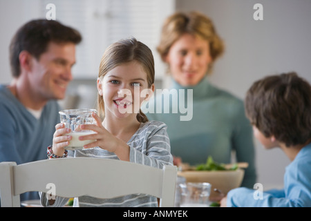 Ragazza con un bicchiere di latte Foto Stock
