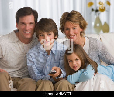 Famiglia di guardare la televisione Foto Stock