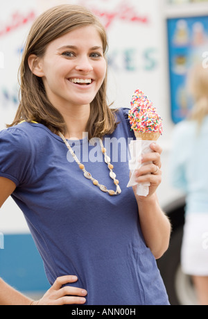 Donna tenendo cono gelato Foto Stock