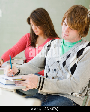 Maschio e femmina di studenti di college in aula Foto Stock
