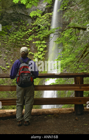 La donna in piedi alla ringhiera che si affaccia Marymere cade il parco nazionale di Olympic Olympic Peninsula Clallam County Washington STATI UNITI D'AMERICA Foto Stock