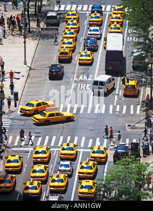 Taxi sulla Quinta Avenue di New York City Foto Stock