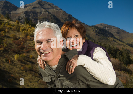 Senior uomo dando moglie piggy back ride, Utah, Stati Uniti Foto Stock