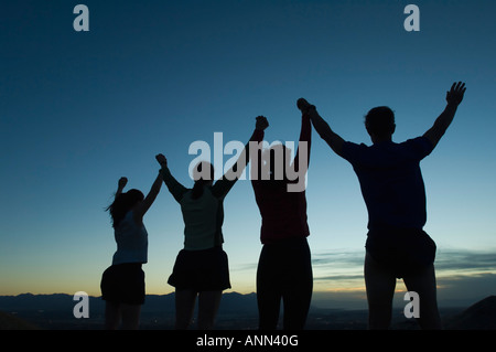 Silhouette di persone con le braccia alzate, saline, Utah, Stati Uniti Foto Stock