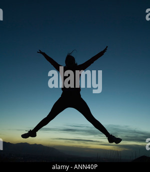 Silhouette di donna jumping, saline, Utah, Stati Uniti Foto Stock