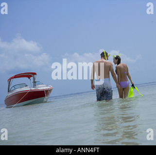 Coppia con snorkeling a piedi in acqua, Florida, Stati Uniti Foto Stock