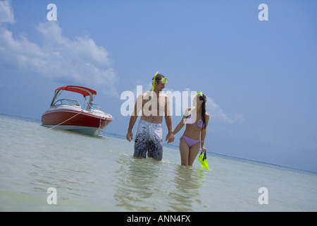 Coppia con snorkeling a piedi in acqua, Florida, Stati Uniti Foto Stock