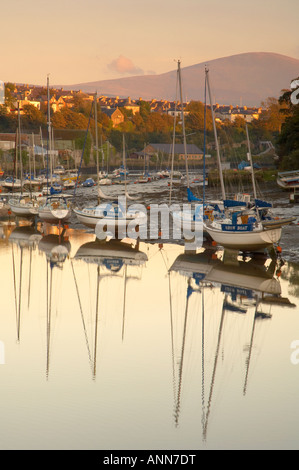 Barche ormeggiate riflessa nella Afon Seiont estuario a bassa marea su una serata ancora Caernarfon Snowdonia Wales UK Foto Stock