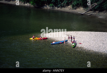 Canoists nelle Gorges de l'Ardeche, Francia Foto Stock