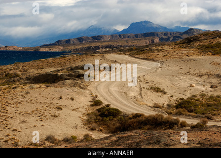 Strada di ghiaia nei pressi del Lago Posadas, Provincia di Santa Cruz, Argentina, Sud America Foto Stock