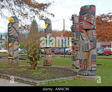 Duncan città di Totem del Gruppo scolpito pali dipinti Foto Stock