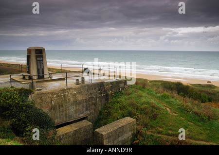 US Army War Memorial sulla parte superiore del calcestruzzo tedesco fortificazione affacciato sulla spiaggia di Omaha, in Normandia, Francia Foto Stock