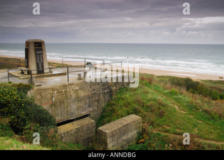 US Army War Memorial sulla parte superiore del calcestruzzo tedesco fortificazione affacciato sulla spiaggia di Omaha, in Normandia, Francia Foto Stock